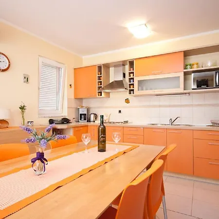 Modernes Mit Grosser Terrasse