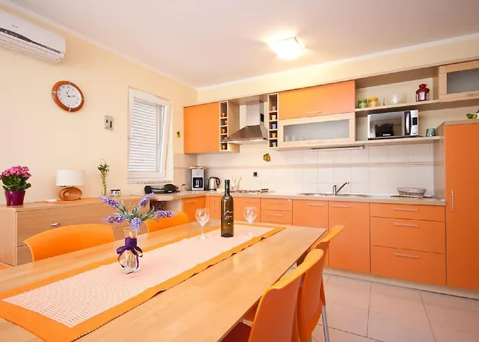 Modernes Mit Grosser Terrasse