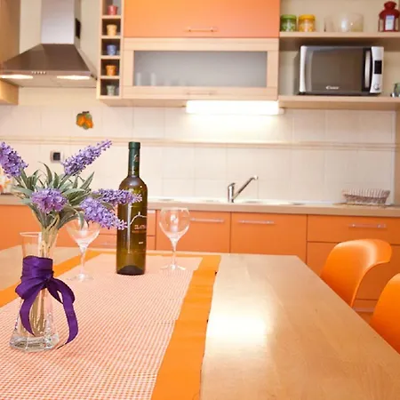 아파트 Modernes Mit Grosser Terrasse