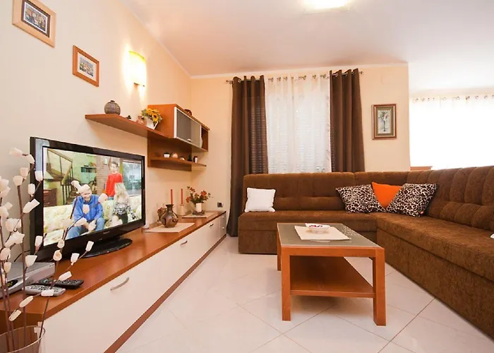 Modernes Mit Grosser Terrasse * 巴斯卡