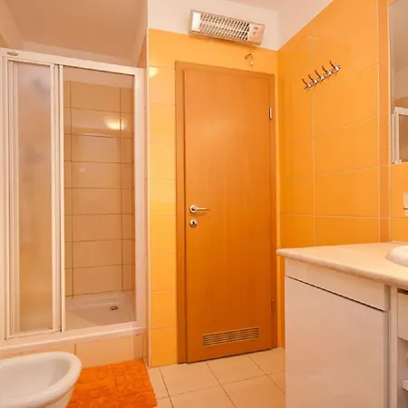 Modernes Mit Grosser Terrasse Apartman