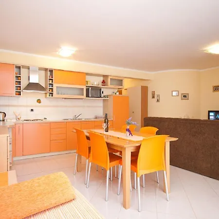 Modernes Mit Grosser Terrasse Apartman