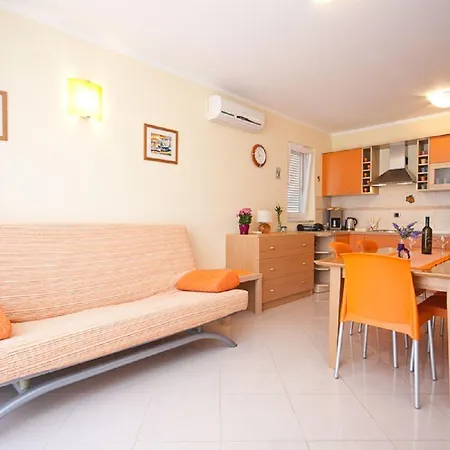 Modernes Mit Grosser Terrasse Apartman Baska (Krk)